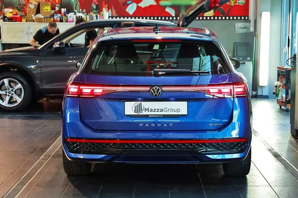 Usata VW Passat R-line 193 CV (141 kW) 2024 Blu/azzurro Station wagon
