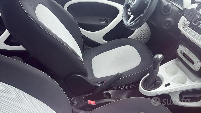 Begagnad Smart ForFour 71 HK (52 kW) 2015 Svart Halvkombi