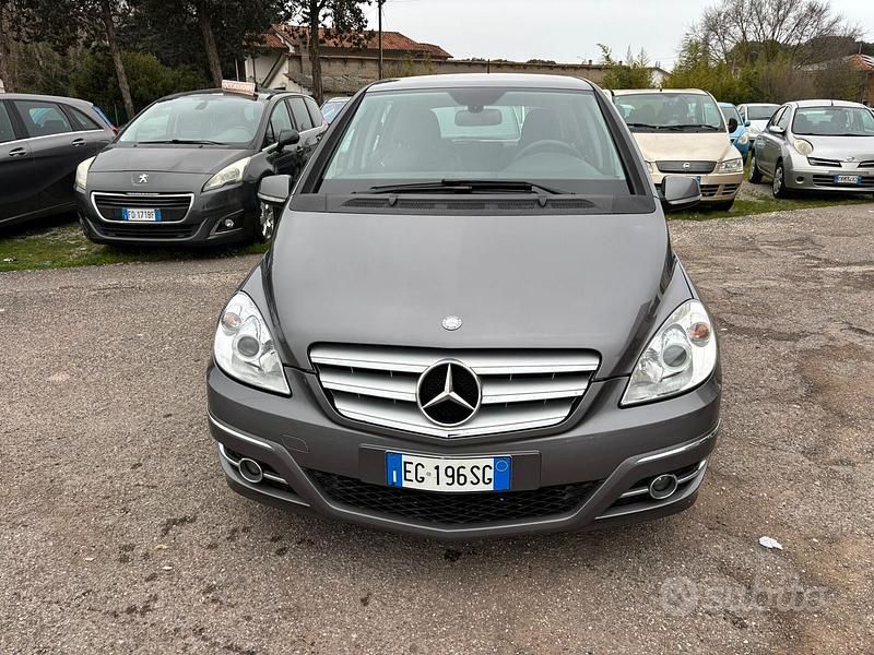 Usata Mercedes B200 Premium 140 CV (102 kW) 2011 Grigio Monovolume