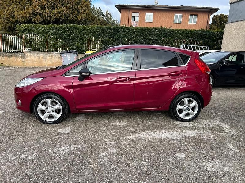 Usata Ford Fiesta Titanium 68 CV (50 kW) 2010 Rosso Berlina