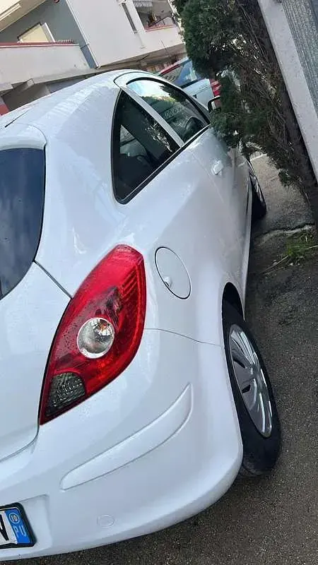 Usata Opel Corsa Club 65 CV (47 kW) 2010 Bianco Utilitaria