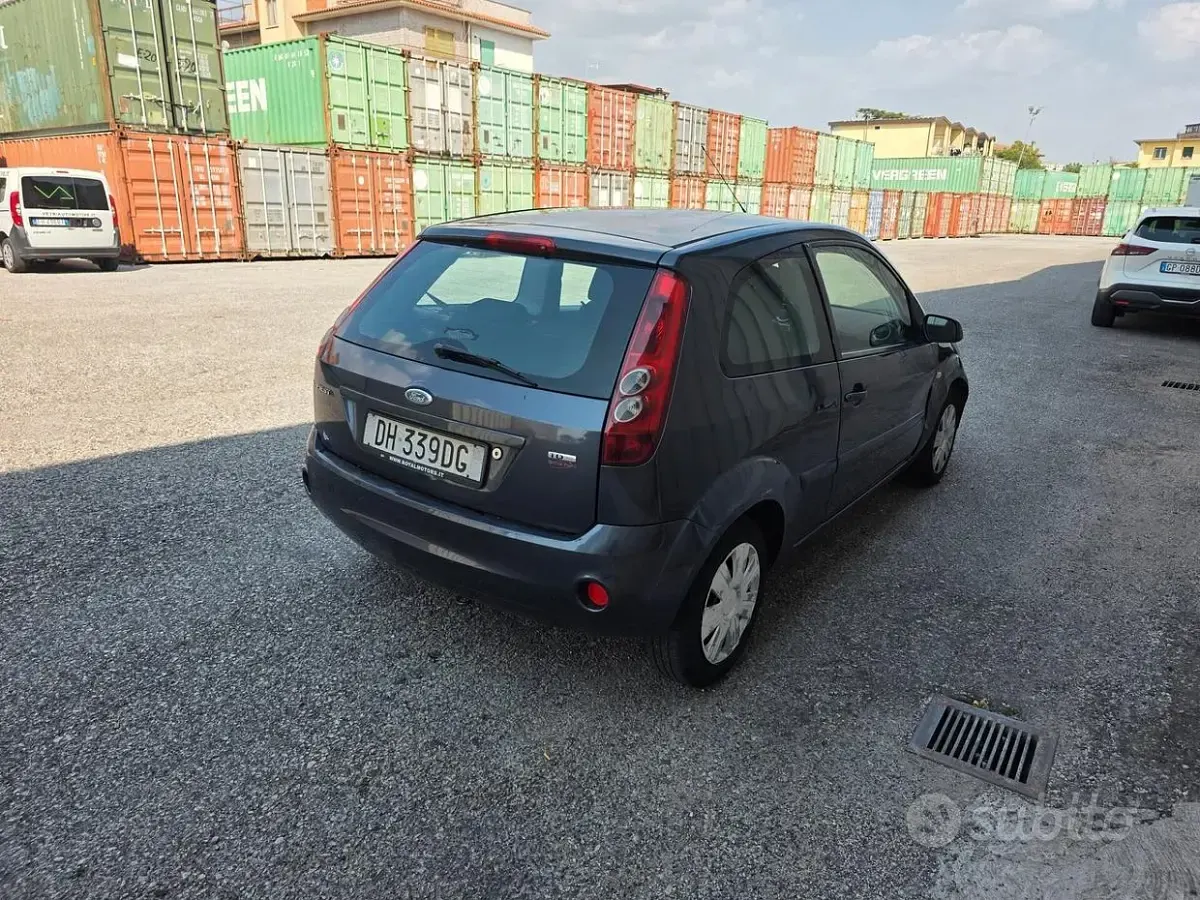 Usata Ford Fiesta Ghia 68 CV (50 kW) 2007 Grigio Utilitaria