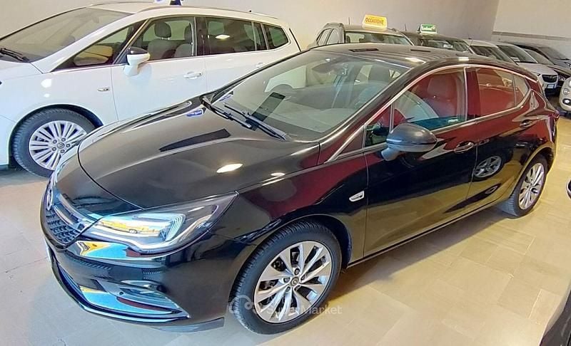 Nero Usata 2019 Opel Astra Tre volumi | 11.400 € (Buon prezzo) - Immagine 1/4