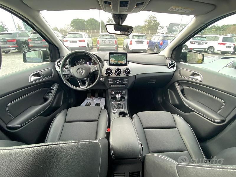 Usata Mercedes B180 109 CV (80 kW) 2018 Blu Utilitaria