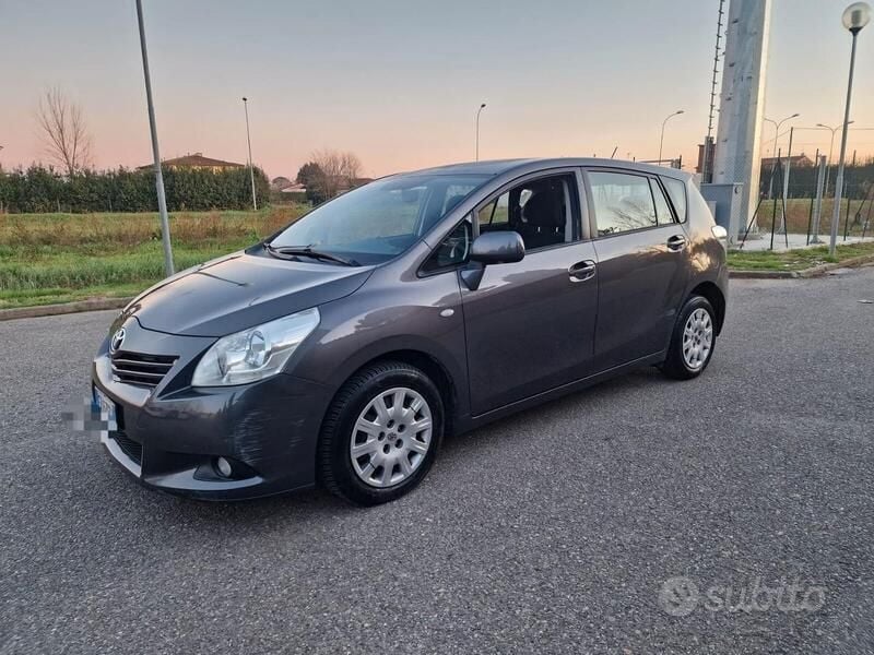Grigio Usata 2009 Toyota Verso Monovolume | 5600 € (Buon prezzo) - Immagine 1/4