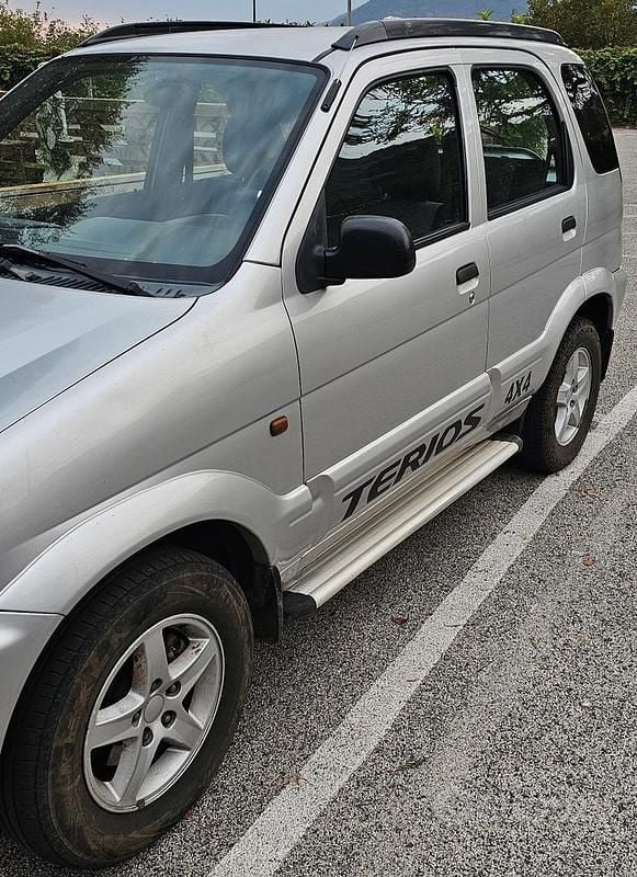 Usata Daihatsu Terios 83 CV (61 kW) 2003 Grigio SUV