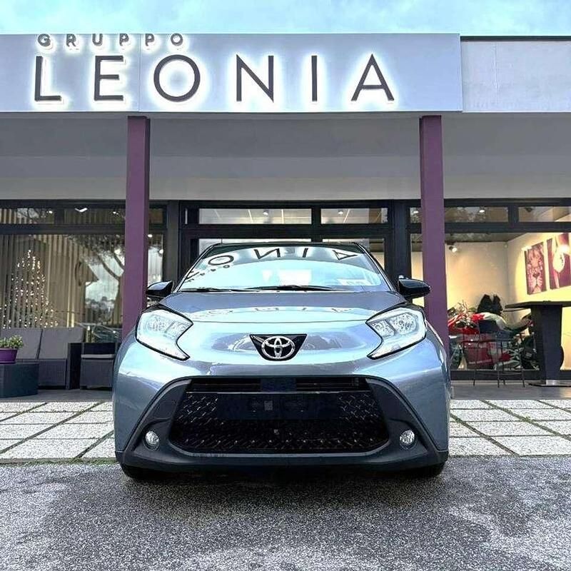 Nuova Toyota Aygo X Team 72 CV (52 kW) 2025 Celestite grey /night sky blac SUV