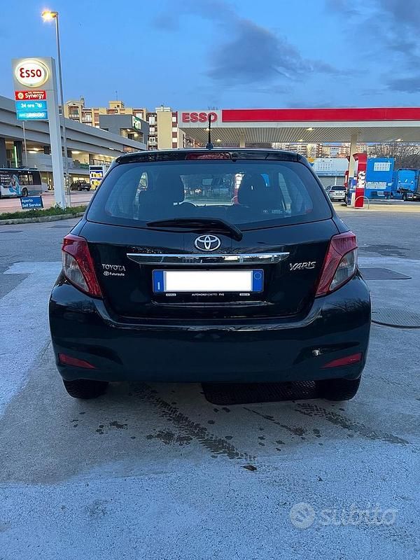 Second-hand Toyota Yaris 69 CP (50 kW) 2013 Negru Hatchback