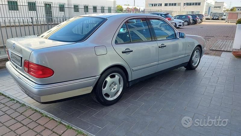 Usata Mercedes E200 Avantgarde 136 CV (100 kW) 1996 Grigio Berlina