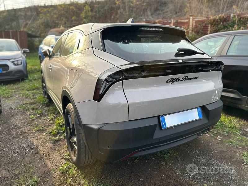 Second-hand Alfa Romeo Junior 145 CP (106 kW) 2025 Alb SUV