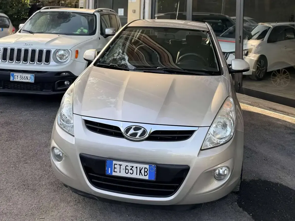 Usata Hyundai i20 Comfort 77 CV (56 kW) 2011 Grigio Utilitaria