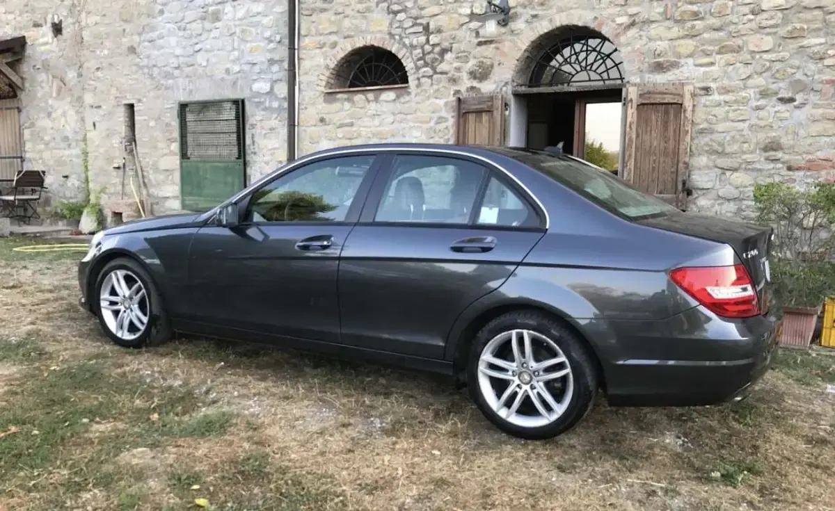 Usado Mercedes C200 Elegance 136 CV (100 kW) 2014 Gris Berlina
