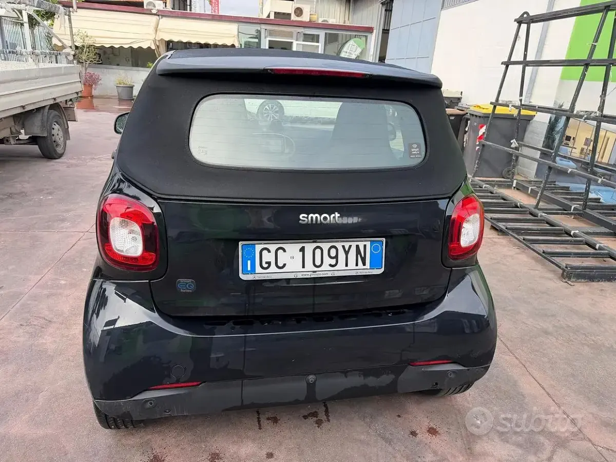 Usata Smart ForTwo Electric Drive 41 kW (56 CV) 2020 Nero Cabrio