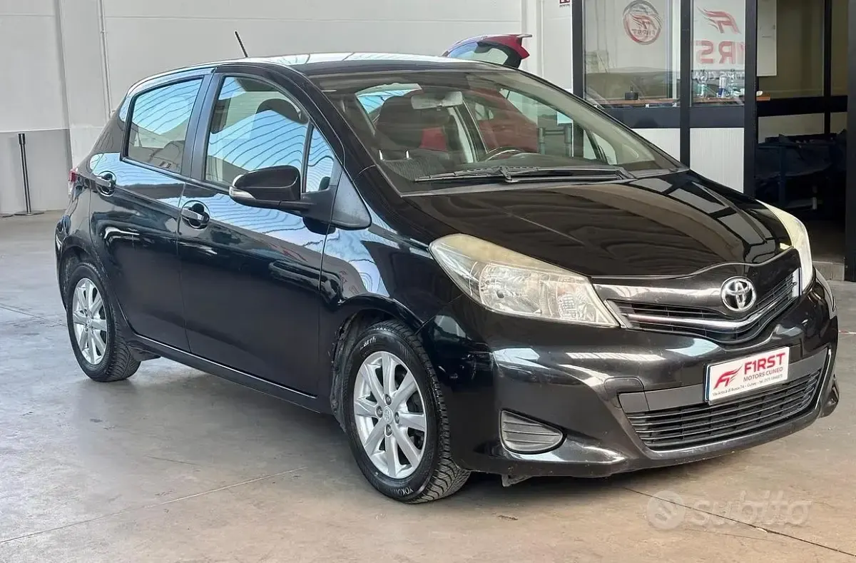 Usata Toyota Yaris Lounge 90 CV (66 kW) 2013 Nero Utilitaria
