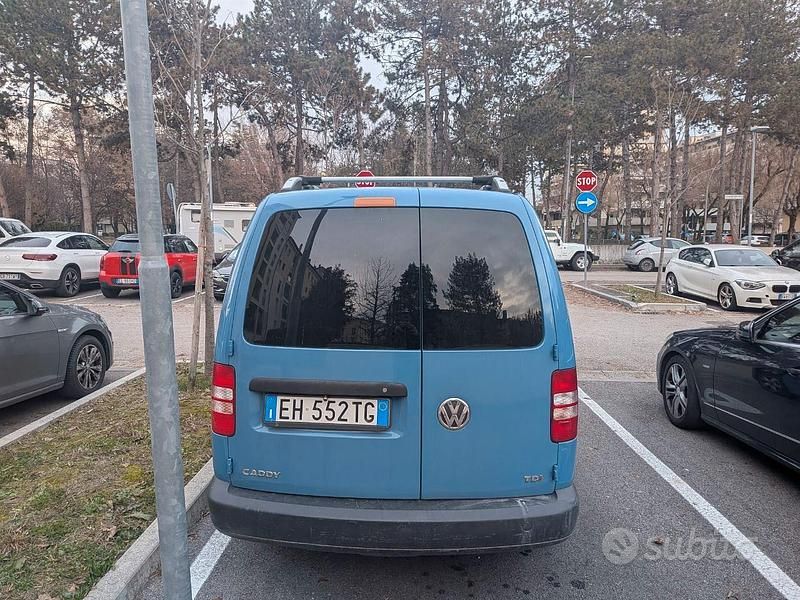 Usata VW Caddy 105 CV (77 kW) 2011 Blu Monovolume