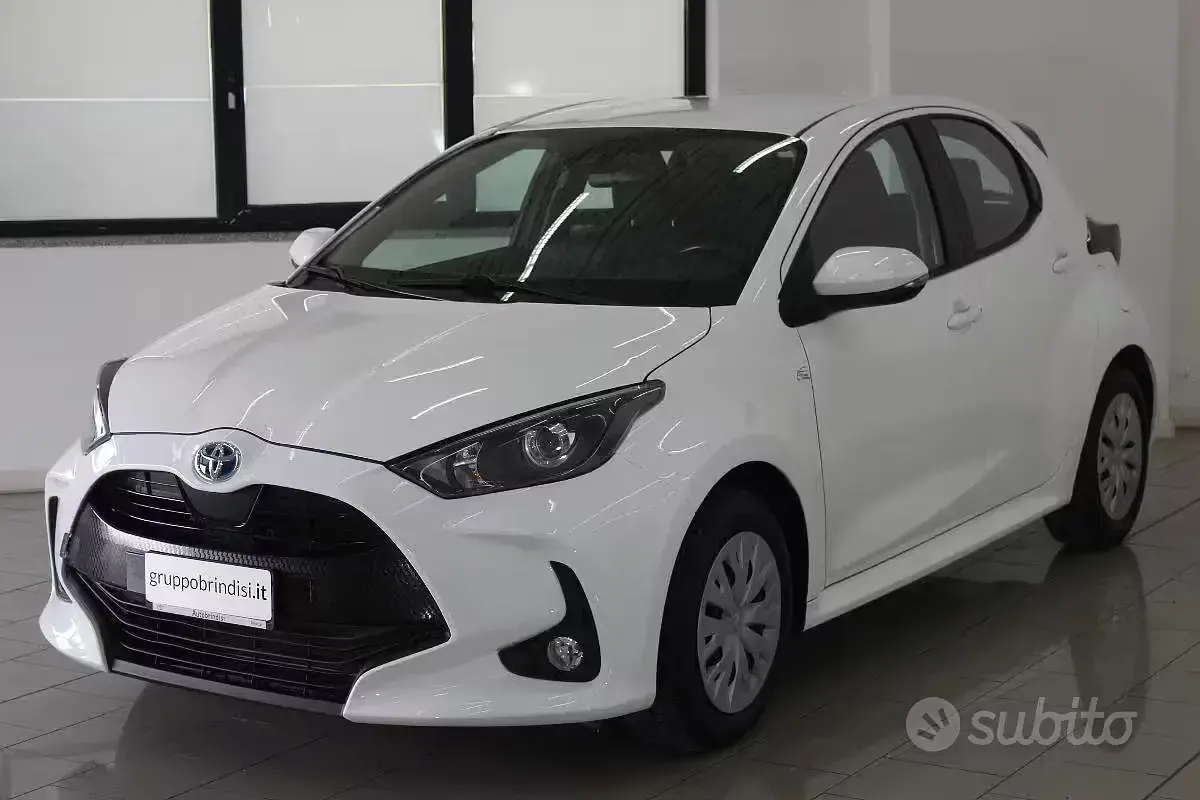 Usata Toyota Yaris Hybrid Active 116 CV (85 kW) 2024 Bianco Berlina