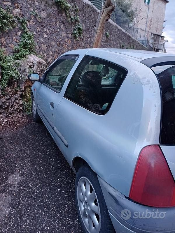 Usata Renault Clio II 58 CV (42 kW) 2001 Grigio Berlina