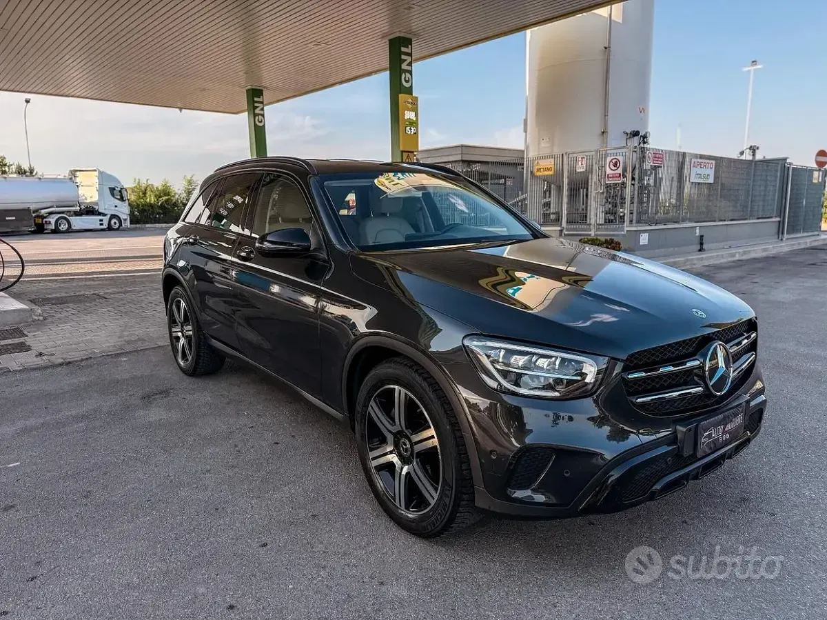 Usata Mercedes GLC300 245 CV (180 kW) 2020 Grigio SUV