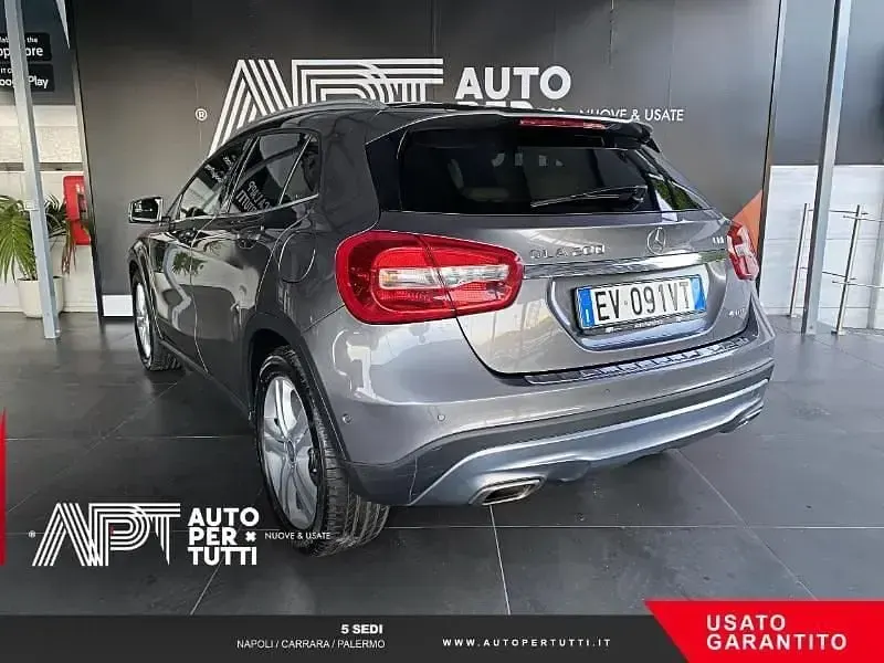 Usata Mercedes GLA200 136 CV (100 kW) 2014 Grigio scuro SUV