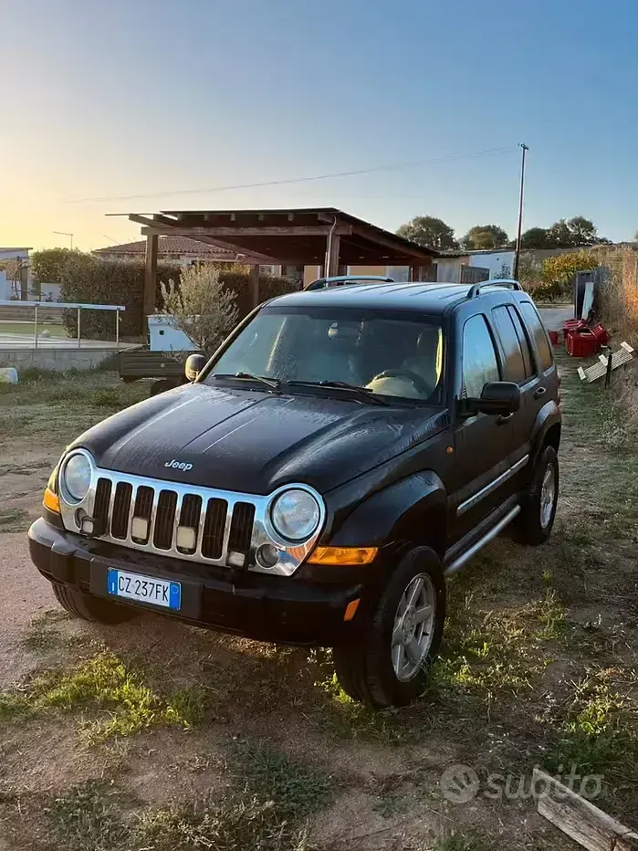 Usata Jeep Cherokee 163 CV (119 kW) 2006 Nero SUV