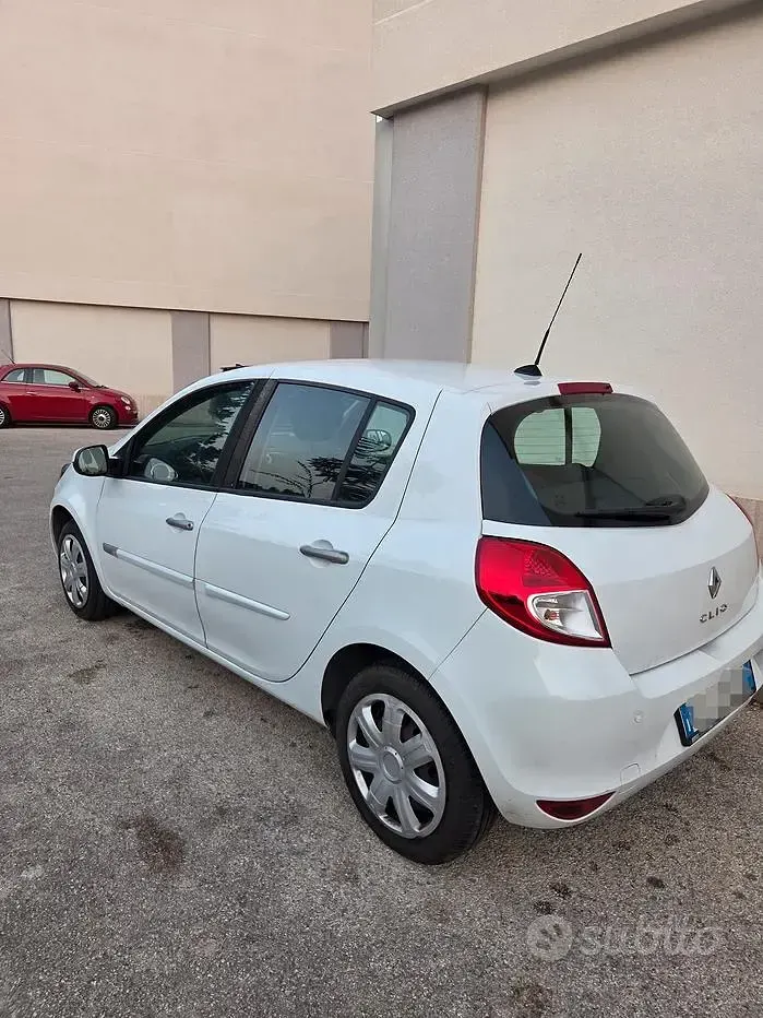 Usata Renault Clio Dynamique 75 CV (55 kW) 2011 Bianco Utilitaria