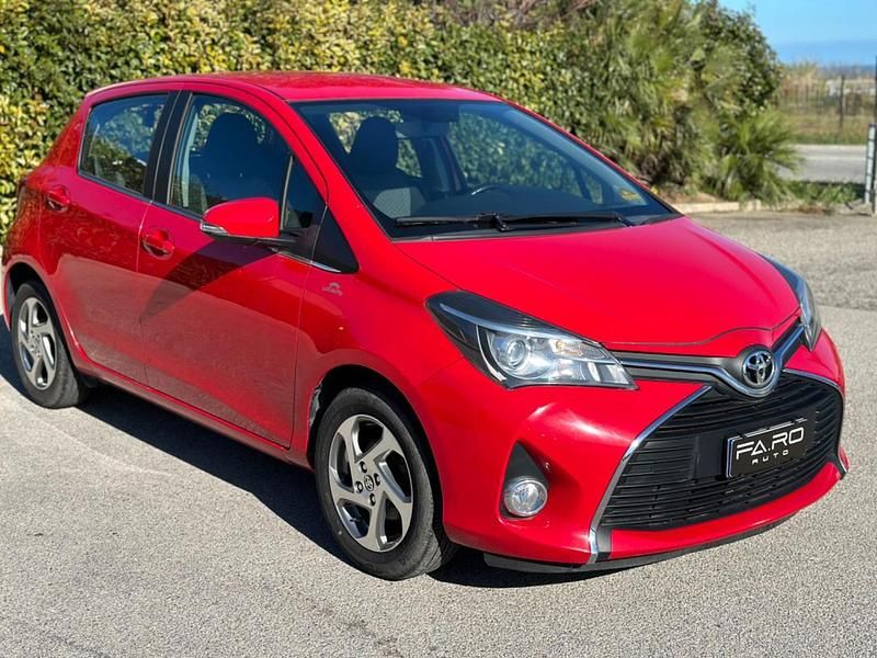 Usata Toyota Yaris Lounge 69 CV (50 kW) 2015 Rosso Berlina