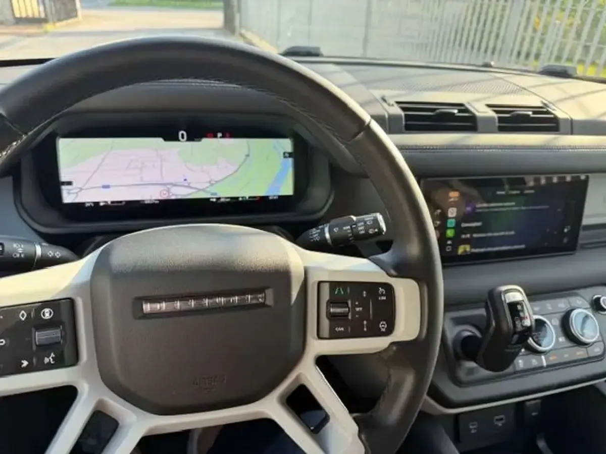 Usata Land Rover Defender 200 CV (147 kW) 2025 Santorini black SUV