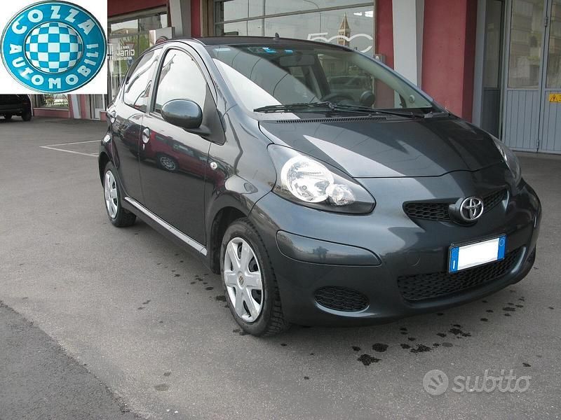 Usata Toyota Aygo 68 CV (50 kW) 2011 Grigio Utilitaria