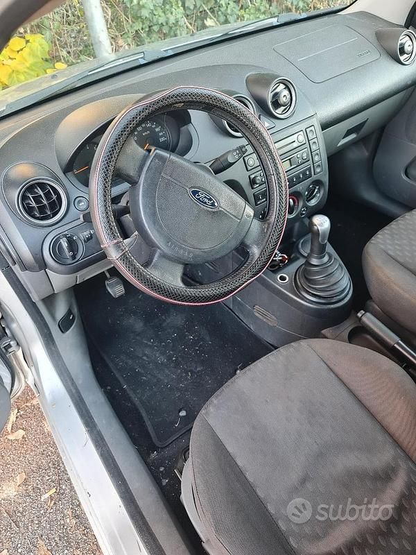 Usata Ford Fiesta 2003 Grigio Berlina