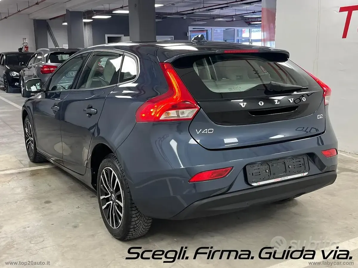 Usata Volvo V40 Momentum 120 CV (88 kW) 2016 Blu/azzurro Berlina