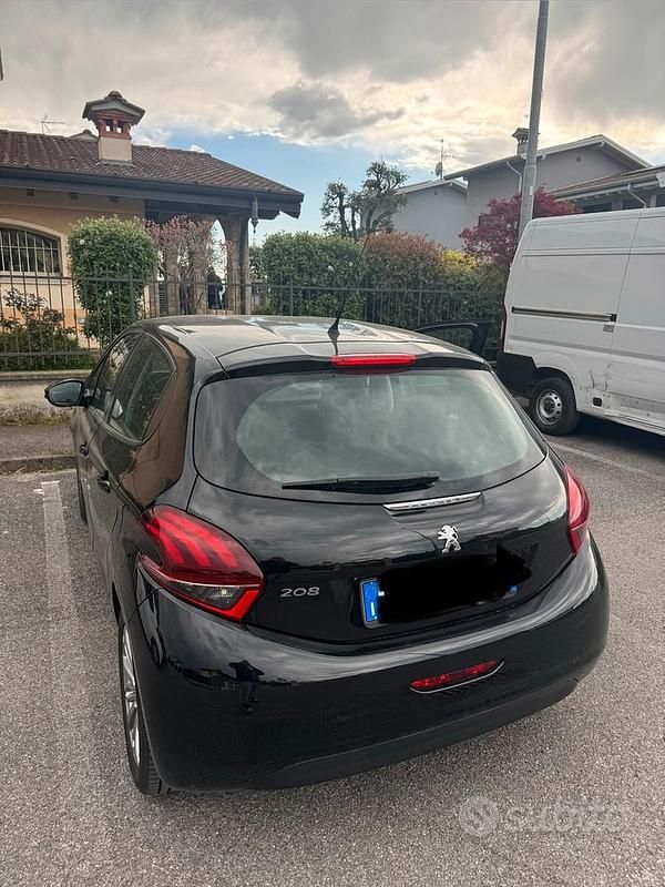 Usata Peugeot 208 Active 75 CV (55 kW) 2018 Nero Utilitaria