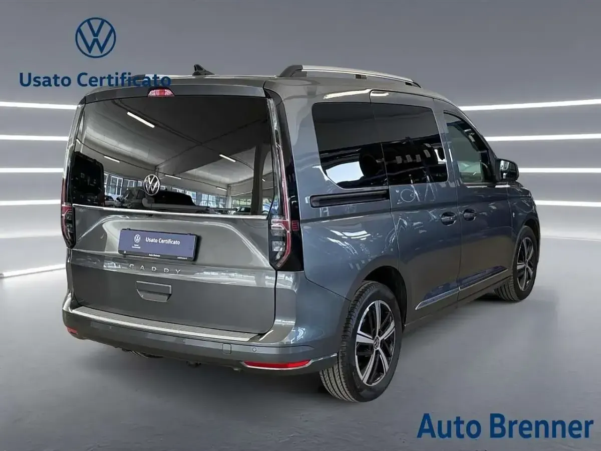 Usata VW Caddy Style 122 CV (89 kW) 2022 Grigio indio metallizzato Monovolume