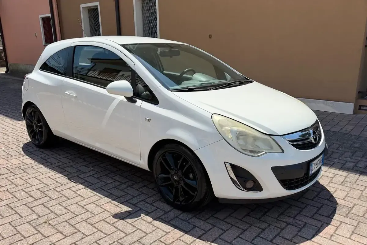 Usata Opel Corsa 95 CV (69 kW) 2011 Utilitaria