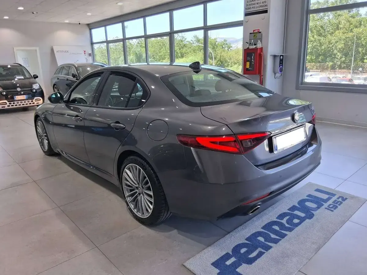 Usata Alfa Romeo Giulia Super 150 CV (110 kW) 2017 Grigio vesuvio Berlina