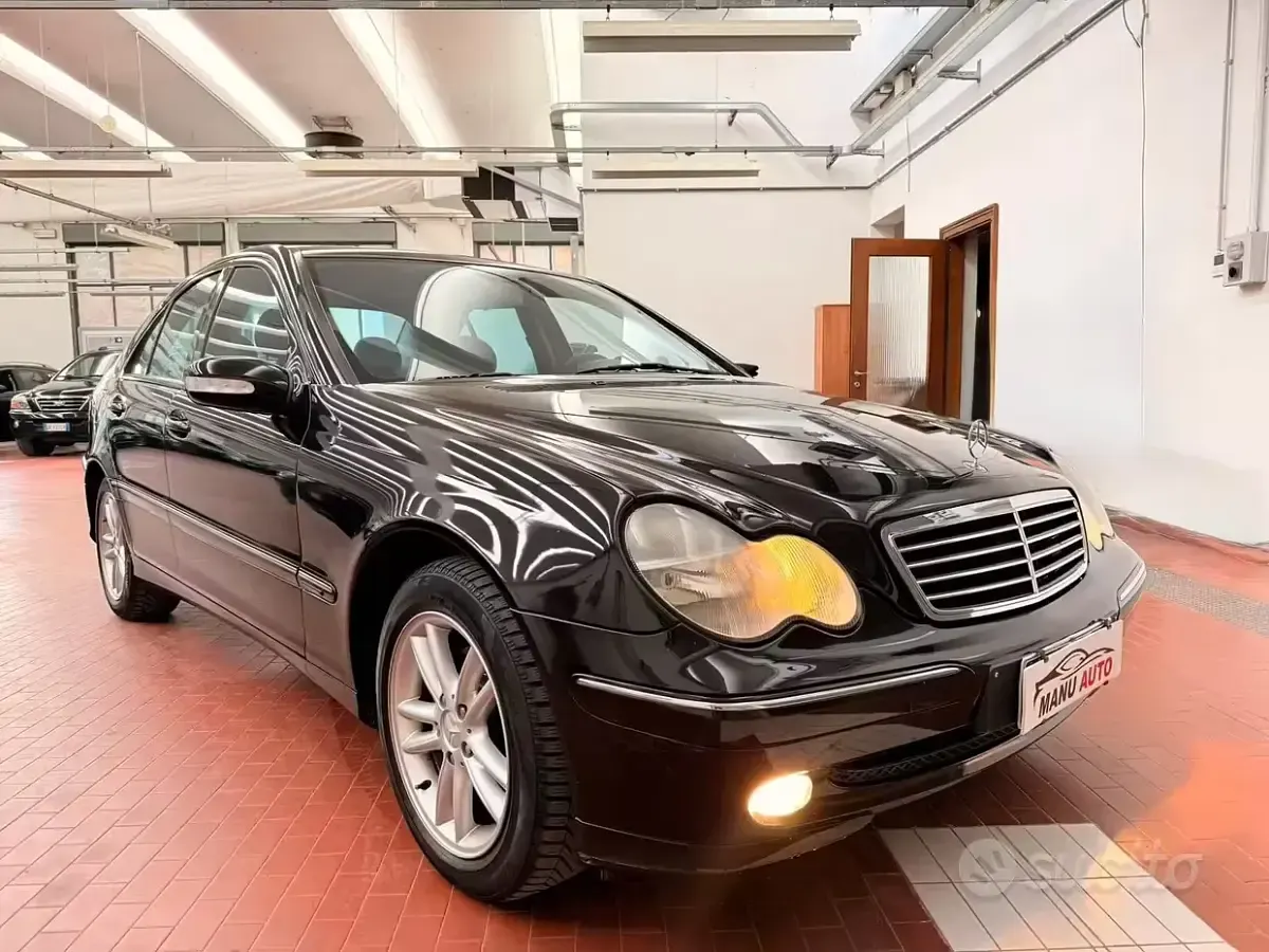 Begagnad Mercedes C220 Avantgarde 150 HK (110 kW) 2004 Svart Sedan