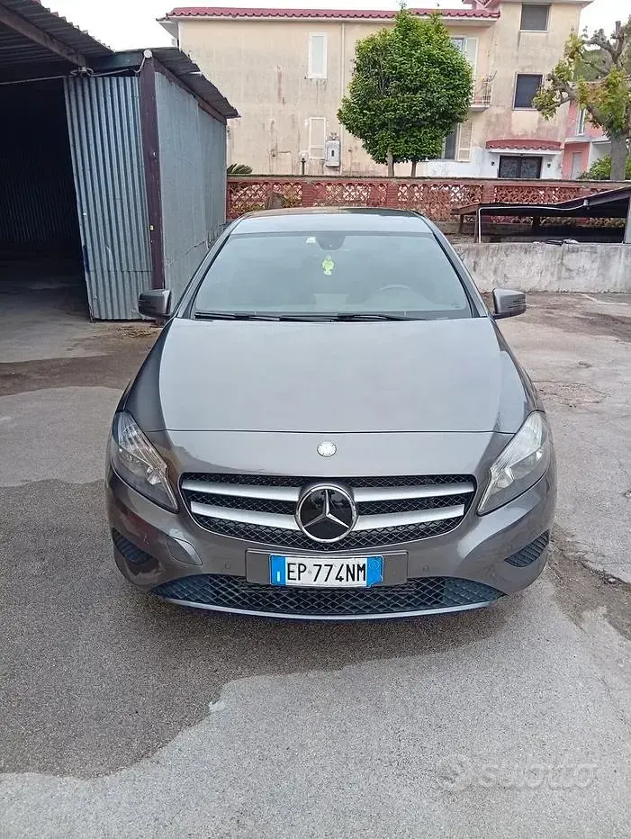 Usata Mercedes A180 109 CV (80 kW) 2013 Grigio Utilitaria