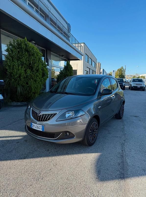 Usata Lancia Ypsilon Gold 70 CV (51 kW) 2023 Grigio Utilitaria