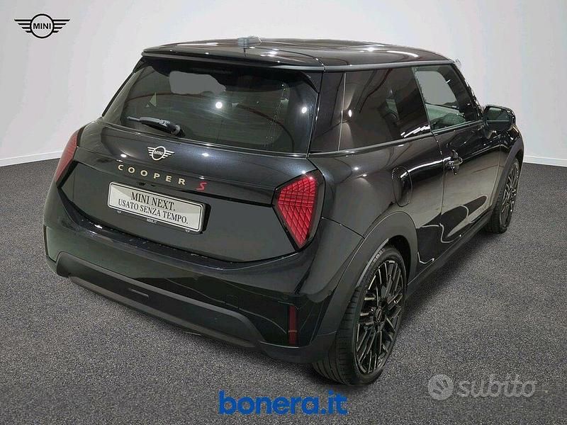 Usata Mini Cooper Favoured 204 CV (150 kW) 2024 Midnight black ii Utilitaria