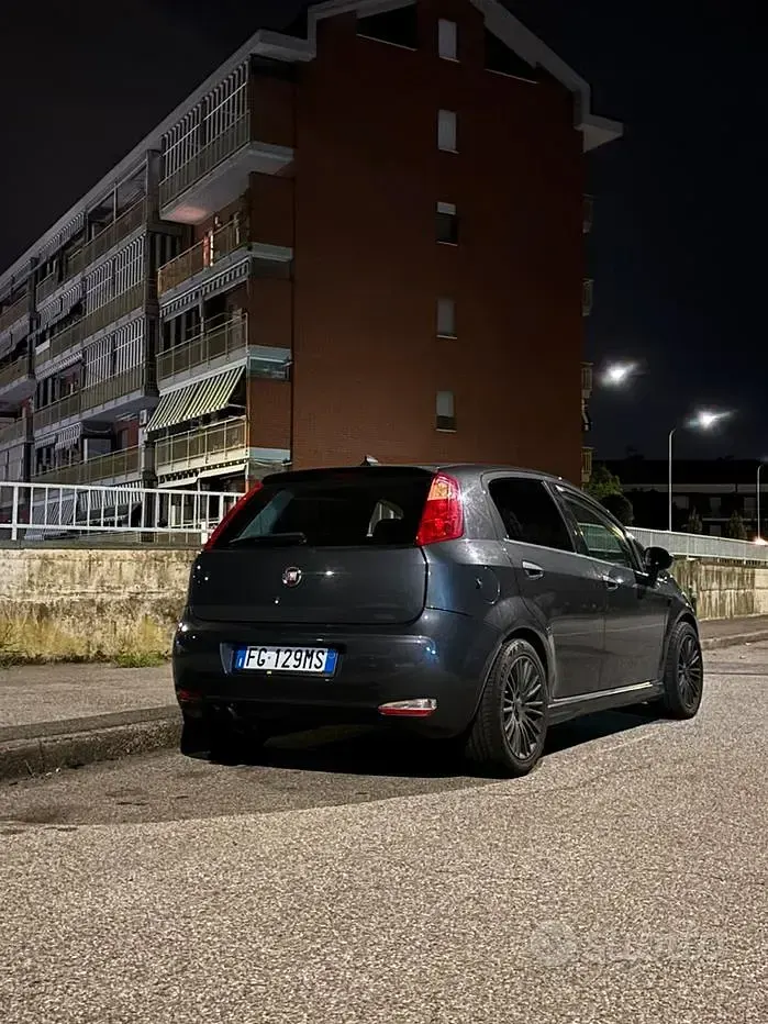 Usata Fiat Grande Punto Lounge 95 CV (69 kW) 2016 Grigio Utilitaria