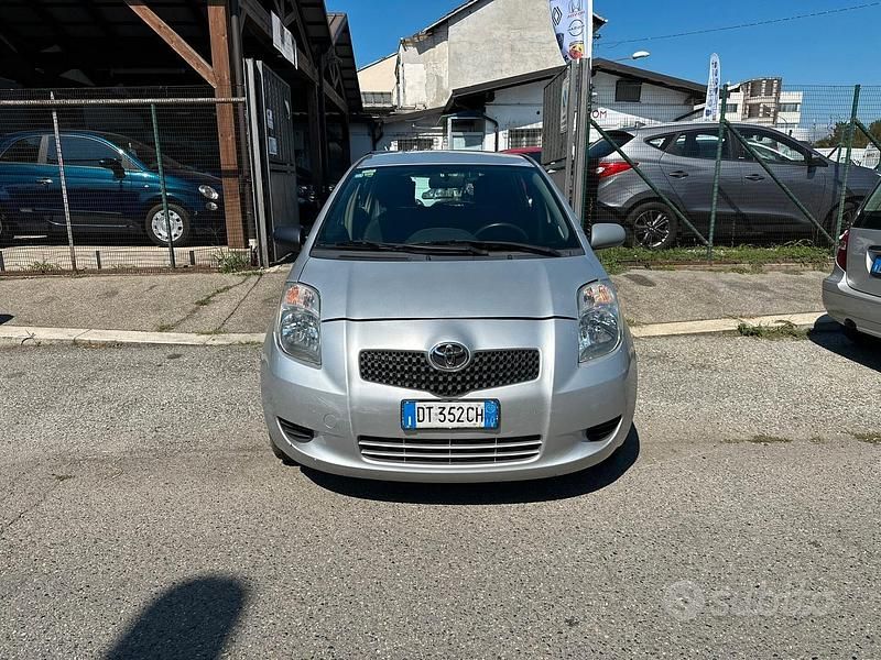 Usata Toyota Yaris 69 CV (50 kW) 2008 Grigio Berlina