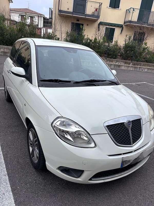 Usata Lancia Ypsilon 77 CV (56 kW) 2009 Bianco Utilitaria
