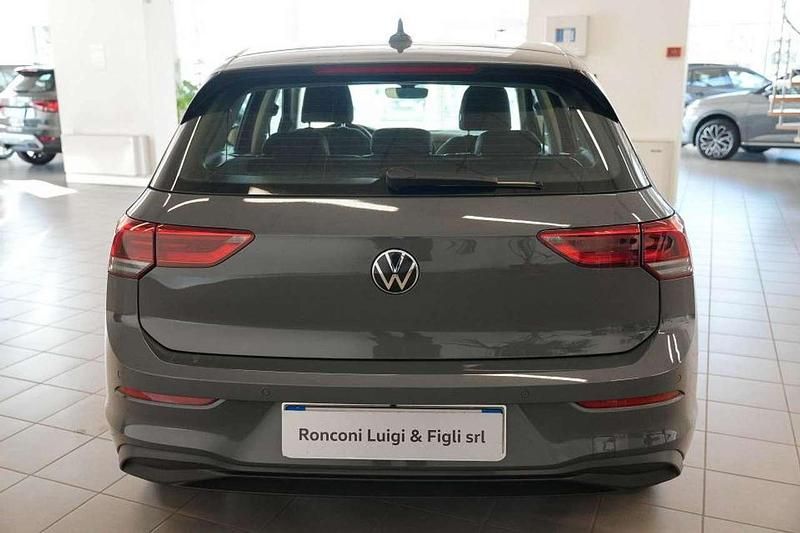 Usata VW Golf VIII Life 116 CV (85 kW) 2022 Dolphin grey Berlina