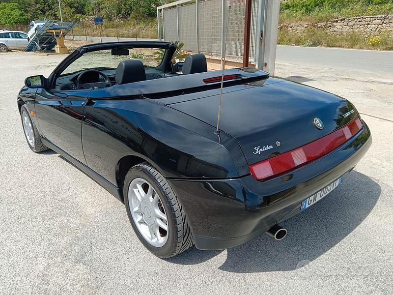 Usata Alfa Romeo Spider 149 CV (109 kW) 1996 Nero Cabrio