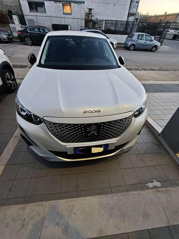Usata Peugeot e-2008 Active 100 kW (136 CV) 2022 Bianco SUV