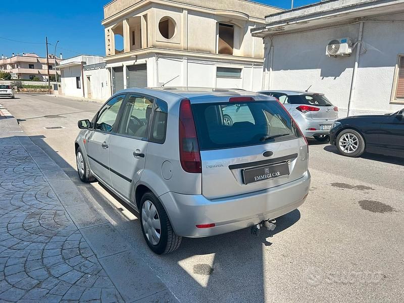 Usata Ford Fiesta 68 CV (50 kW) 2004 Grigio Utilitaria