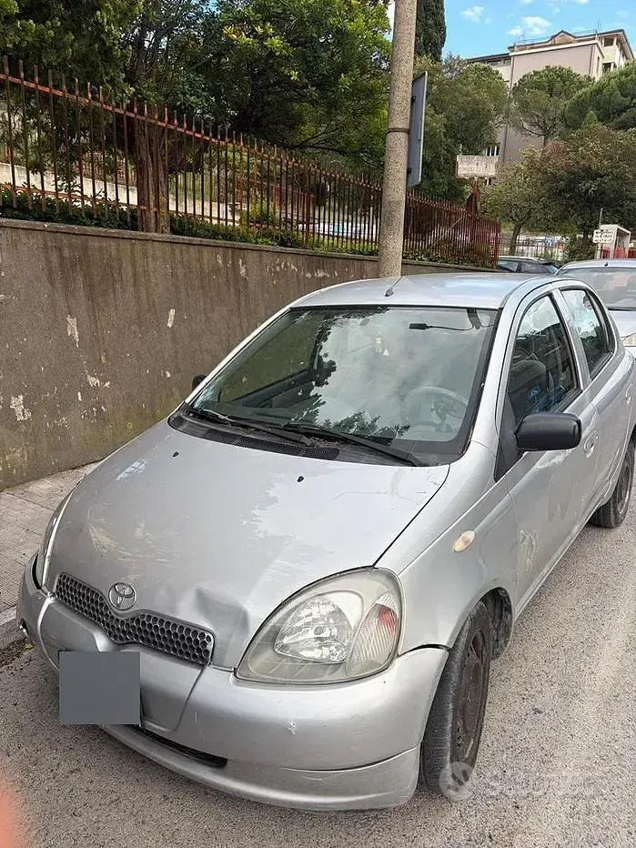 Begagnad Toyota Yaris 68 HK (50 kW) 2000 Grå Sedan