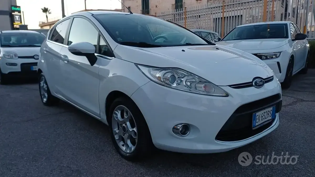 Usata Ford Fiesta Titanium 70 CV (51 kW) 2012 Bianco Berlina