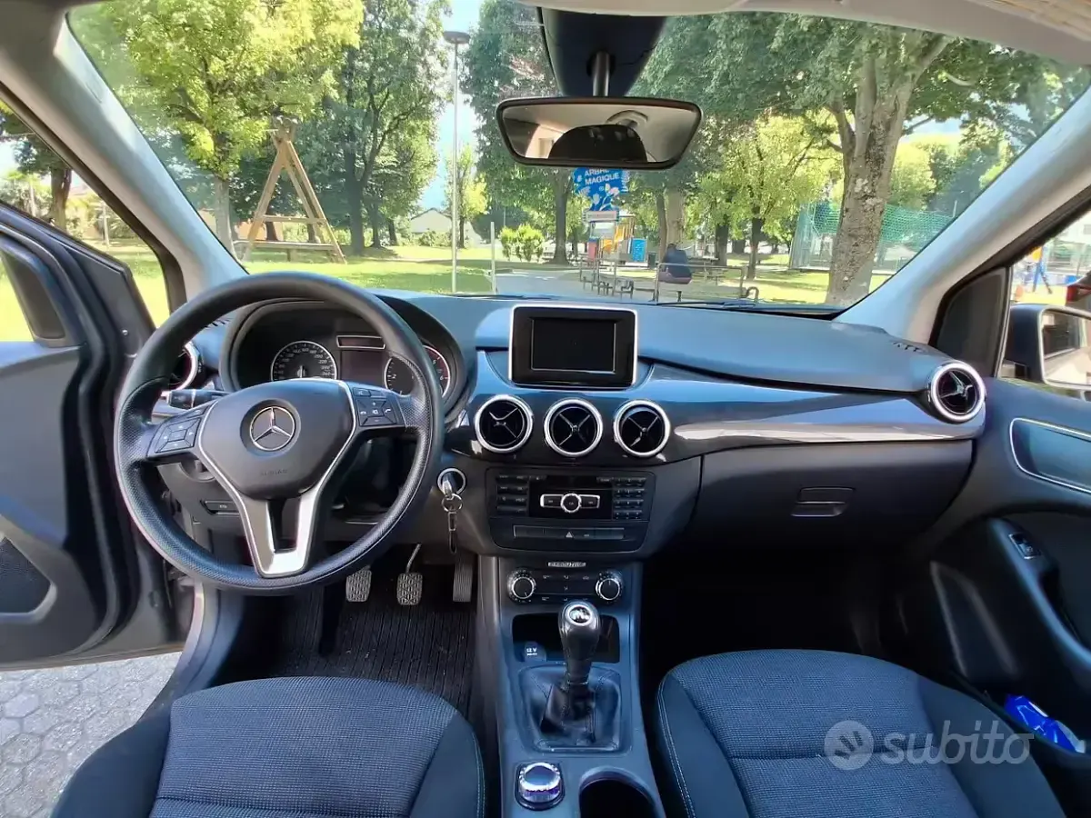 Usata Mercedes B200 140 CV (102 kW) 2013 Grigio Utilitaria