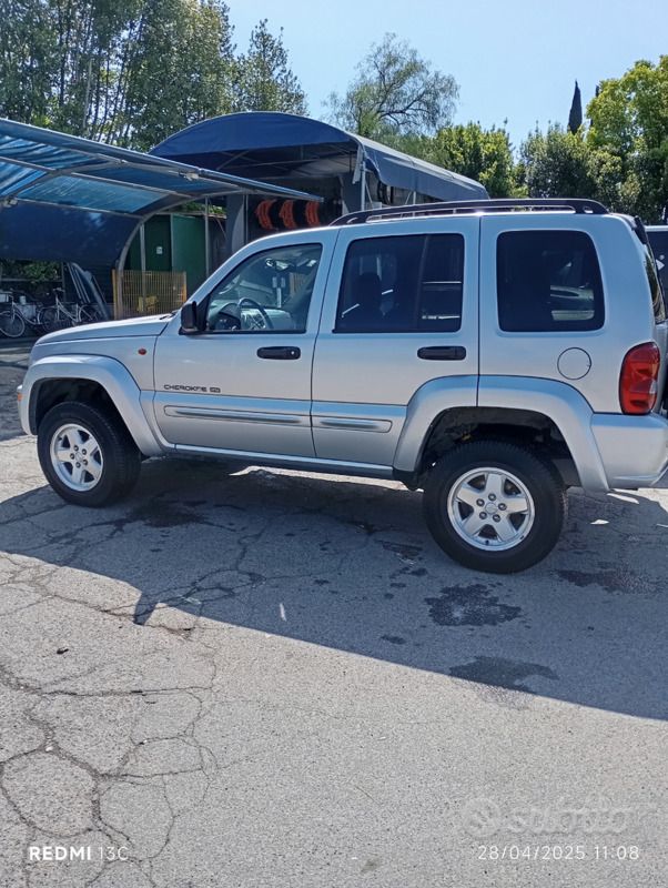Usata Jeep Cherokee 163 CV (119 kW) 2005 Grigio SUV
