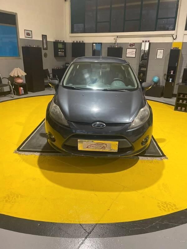Usata Ford Fiesta 96 CV (70 kW) 2009 Grigio chiaro Utilitaria